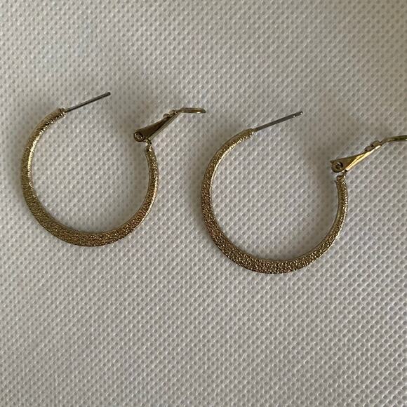 Vintage 80s/90s Gold Tone Hoop Earrings Textured Glitter Finish 1in Latch Back - Picture 17 of 17